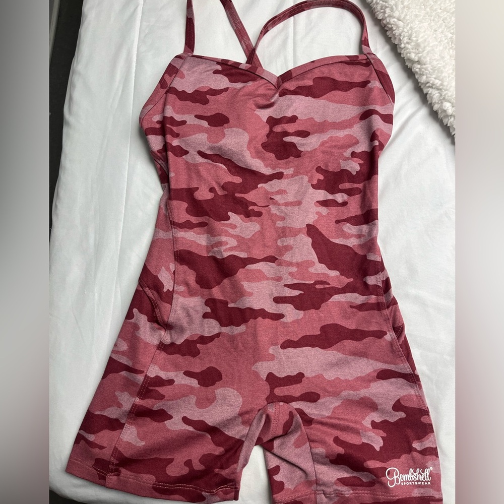 Bombshell pink camo bodysuit
RARE SIZE S EUC